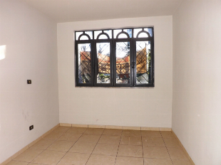 ALUGA-SE APTO SOBRE LOJA. COMERCIAL OU RESIDENCIAL. AV. PEDRO TAQUES Nº 1350. EM FRENTE A SANEPAR