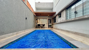 Luxo, Sustentabilidade e Lazer Privativo: Sua Casa de Alto Padrão no Jd. Munique