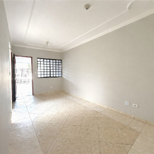 Casa com suíte, quintal amplo e 2 vagas no Jardim Santa Rosa.