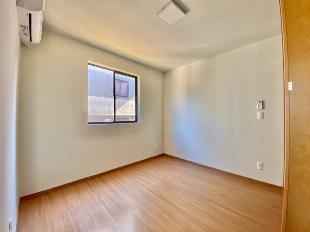 OPORTUNIDADE DE APARTAMENTO SEMI MOBILIADO NO RESIDENCIAL MANACÁ