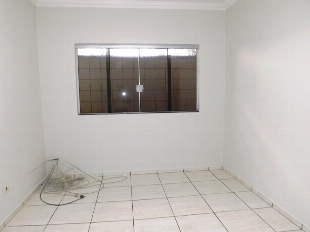 ALUGA-SE CASA DE FUNDOS AV. GUAIAPÓ Nº 2589. JD. LIBERDADE. PRÓX. C.S.U
