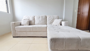 SOFÁ COM CHAISE À VENDA POR APENAS R$ 1.500,00