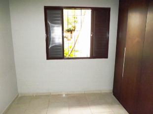 ALUGA-SE CASA JD SANTA CLARA. PRÓX. AV. PEDRO TAQUES