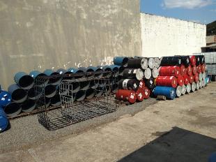 Tambor de 200 litros metálico usado.