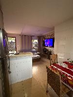 VENDE OU TROCA,  CASA COM PISCINA, CANIL PARA PETS  E CORREDOR LATERAL.