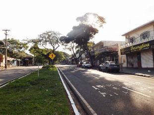 ALUGA-SE SALÃO TERREO AV. DR ALEXANDRE RASGULAEFF