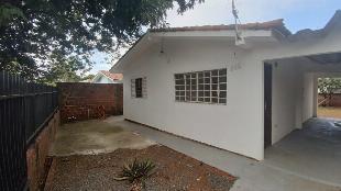 Aluga-se casa com dois quartos na Rua Antonio Miles, 322  Porto Seguro, em Maringá (Pr.)