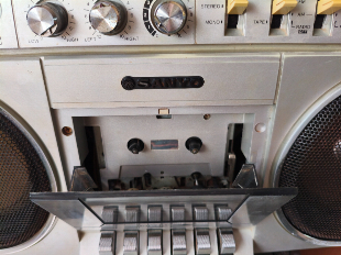 RÁDIO SANYO BOMBOX  FM/AM E TOCA-FITAS