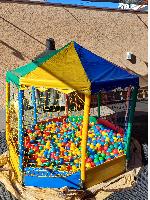 Vendo piscina de bolinhas 2x2  semi nova com 1000 bolinhas de variadas cores.