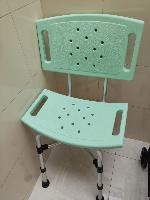 Vendo Banqueta com Encosto para Banho Nova!!!