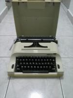 Vendo uma Maquina Portátil de Escrever R$ 300,00