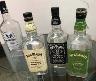 Caixas e garrafas vazias de bebidas importadas