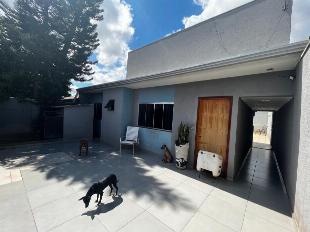 VENDE OU TROCA,  CASA COM PISCINA, CANIL PARA PETS  E CORREDOR LATERAL.