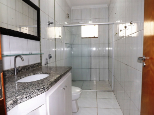 ALUGA-SE CASA DE FUNDOS AV. GUAIAPÓ Nº 2589. JD. LIBERDADE. PRÓX. C.S.U