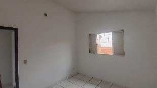 Aluga-se casa com dois quartos na Rua Antonio Miles, 322  Porto Seguro, em Maringá (Pr.)