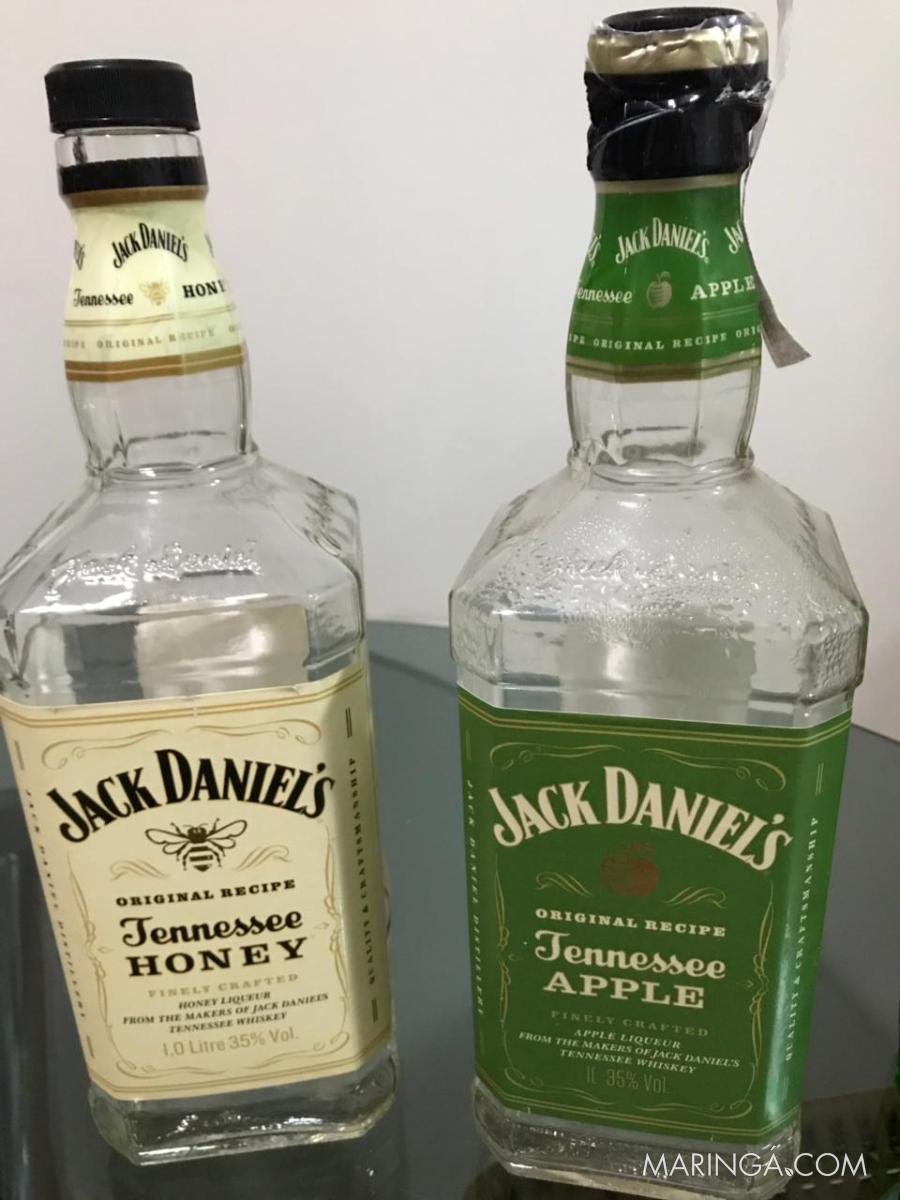 Caixas e garrafas vazias de bebidas importadas