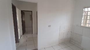 Aluga-se casa com dois quartos na Rua Antonio Miles, 322  Porto Seguro, em Maringá (Pr.)