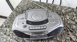 RÁDIO PORTÁTIL FM/AM CD,TOCA-FITAS E USB 110/220V E PILHAS