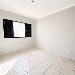 Casa com suíte, quintal amplo e 2 vagas no Jardim Santa Rosa.