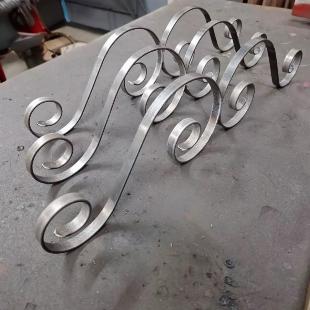 Peças decorativas em arabesco de metal