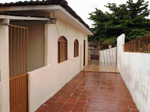 ALAUGA-SE CASA VILA MORANGUEIRA EM FRENTE AO COLÉGIO FARIA PIOLI