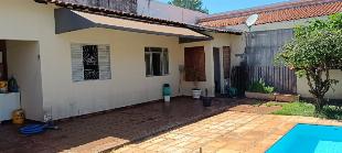 Vendemos  uma casa na zona 05 de Maringá, perto de tudo, em um ótimo bairro, muito valorizado. Documentação do imóvel em ordem.