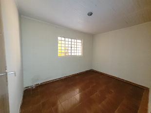 Alugo casa com Dois quartos