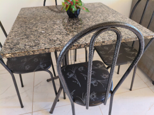 MESA DE MÁRMORE 4 CADEIRAS ( ENTREGA GRÁTIS )
