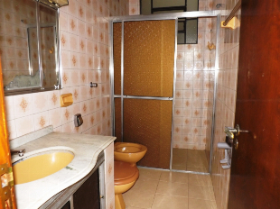 ALUGA-SE APTO SOBRE LOJA. COMERCIAL OU RESIDENCIAL. AV. PEDRO TAQUES Nº 1350. EM FRENTE A SANEPAR
