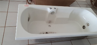 Imagem do anuncio Banheira de Hidromassagem tam 1,70X0,75 cor Branca Marca Jacuzzi - completa c/ motor e aquecedor