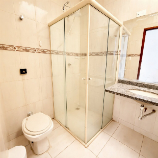 Casa com suíte, quintal amplo e 2 vagas no Jardim Santa Rosa.