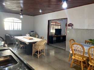 O P O R T U N I D A D E - CHÁCARA CONDOMÍNIO ZAUNA COM CASA E PISCINA