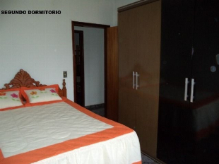 VENDO UMA EXCELENTE CASA NO JARDIM ALVORADA EM MARINGA COM TERRENO COMERCIAL COM 700 METROS