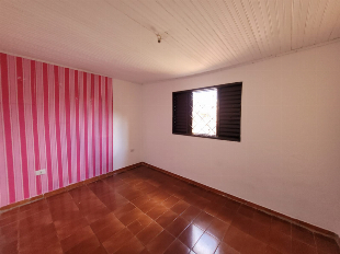 Alugo casa com Dois quartos
