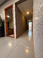 CASA E SOBRADO COM PISCINA E CORREDOR LATERAL.
