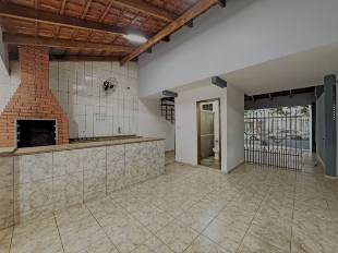 CASA PARA LOCAÇÃO | 1 SUÍTE + 2 QUARTOS, CHURRASQUEIRA E 3 VAGAS NA VILA ESPERANÇA