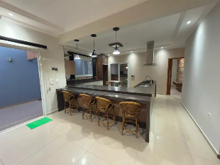 Mude sem começar do zero: casa mobiliada com 3 suítes e espaço gourmet no Jardim Paraizo