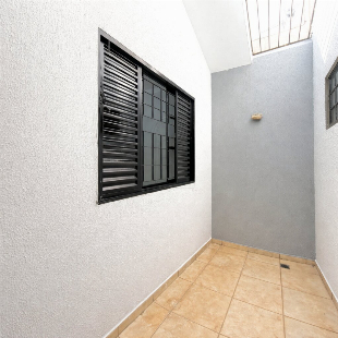 Casa com suíte, quintal amplo e 2 vagas no Jardim Santa Rosa.