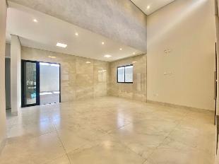 BELÍSSIMA CASA COM PISCINA NO JARDIM ORIENTAL
