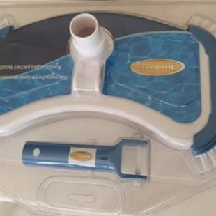 Kit c/ 01 Aspirador para Piscinas VLP310 Jacuzzi, 01 escova CW450 Jacuzzi e 01 peneira