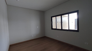 Casa de Alto Padrão com 3 Quartos, Pé-Direito Duplo e Cozinha Gourmet à Venda ou Locação em Maringá/PR