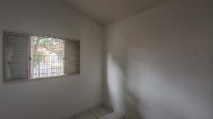 Aluga-se casa com dois quartos na Rua Antonio Miles, 322  Porto Seguro, em Maringá (Pr.)
