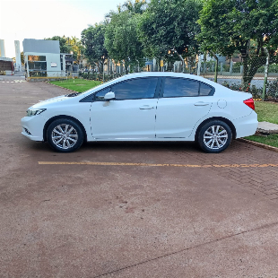 Civic 2013/2014 de cor branca 1.8 LXS
