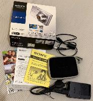 Câmera Digital Sony Cyber-shot 14.1MP com 4GB de Memória