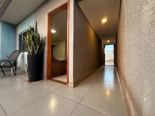 VENDE OU TROCA,  CASA COM PISCINA, CANIL PARA PETS  E CORREDOR LATERAL.