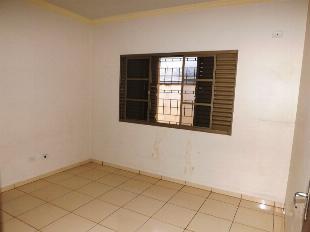 VENDE-SE CASA JD. PINHEIROS II PRÓX. AV. TUIUTI