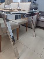 Mesa com tampo de vidro