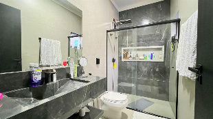 Luxo, Sustentabilidade e Lazer Privativo: Sua Casa de Alto Padrão no Jd. Munique