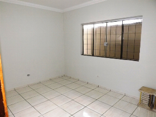 ALUGA-SE CASA DE FUNDOS AV. GUAIAPÓ Nº 2589. JD. LIBERDADE. PRÓX. C.S.U