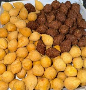 Laryssa Salgados e Doces / Salgados de festas e bolos